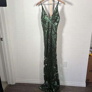 green emerald velvet dress Amazon.com: Dress the Population Women's Mischa Scattered Micro Sequin,  Maxi, Bodycon, Boat Neck Gown, Deep Emerald, XX-Small : Clothing, Shoes &  Jewelry